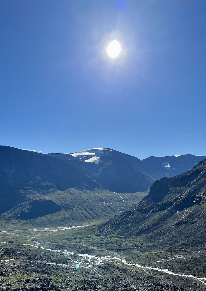 Leirhøe soler seg høyt over Visdalen