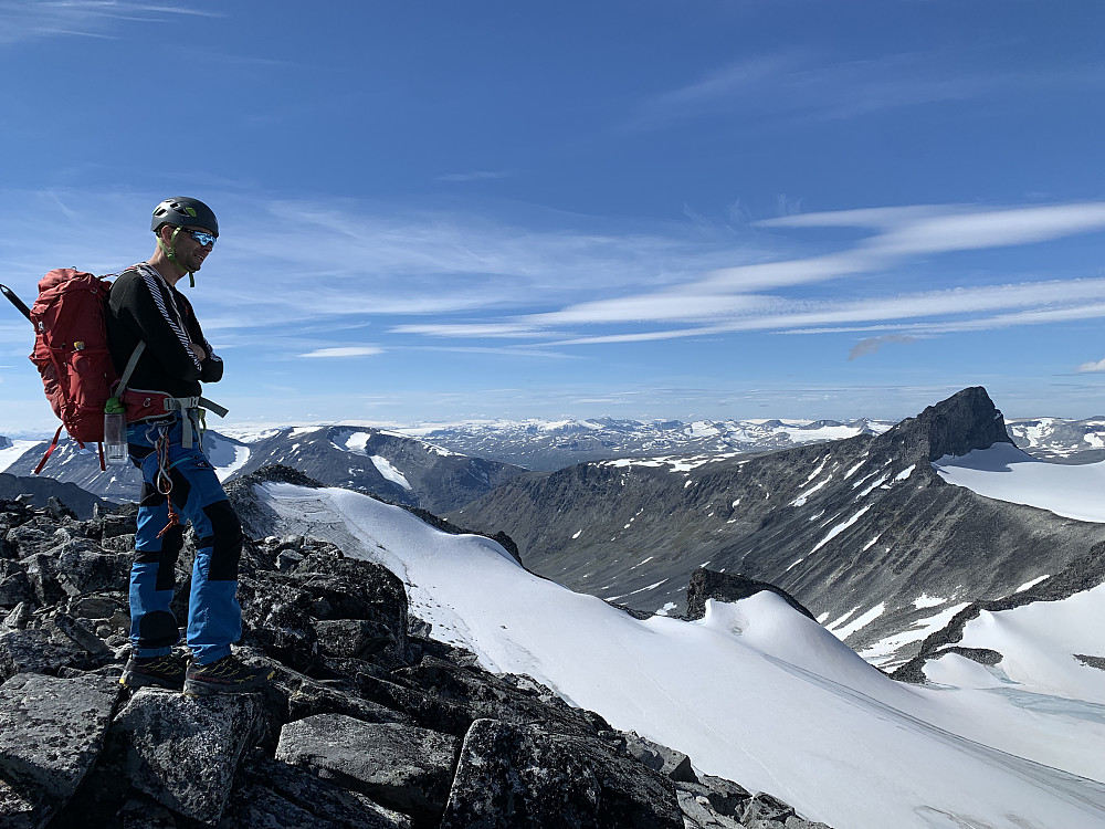 Først fra Vestre Tverråtinden får man muligheten til å observere Nørdre Tverråtinden som stikker opp fra ryggen. Skardstinden i bakgrunnen til høyre. 