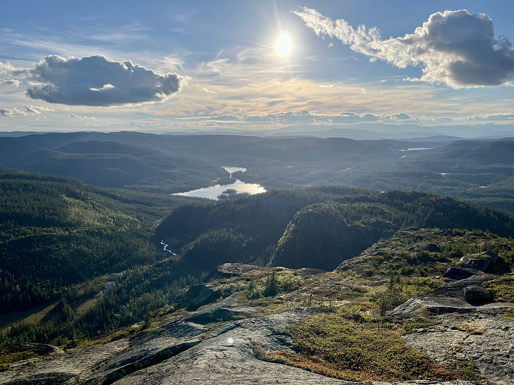 Utsikt fra toppområdet. Midt i bildet blinker Ravalsjø med Stavatjern litt bak. Litt ned og til høyre for midten ligger den markerte Svarttjernknatten