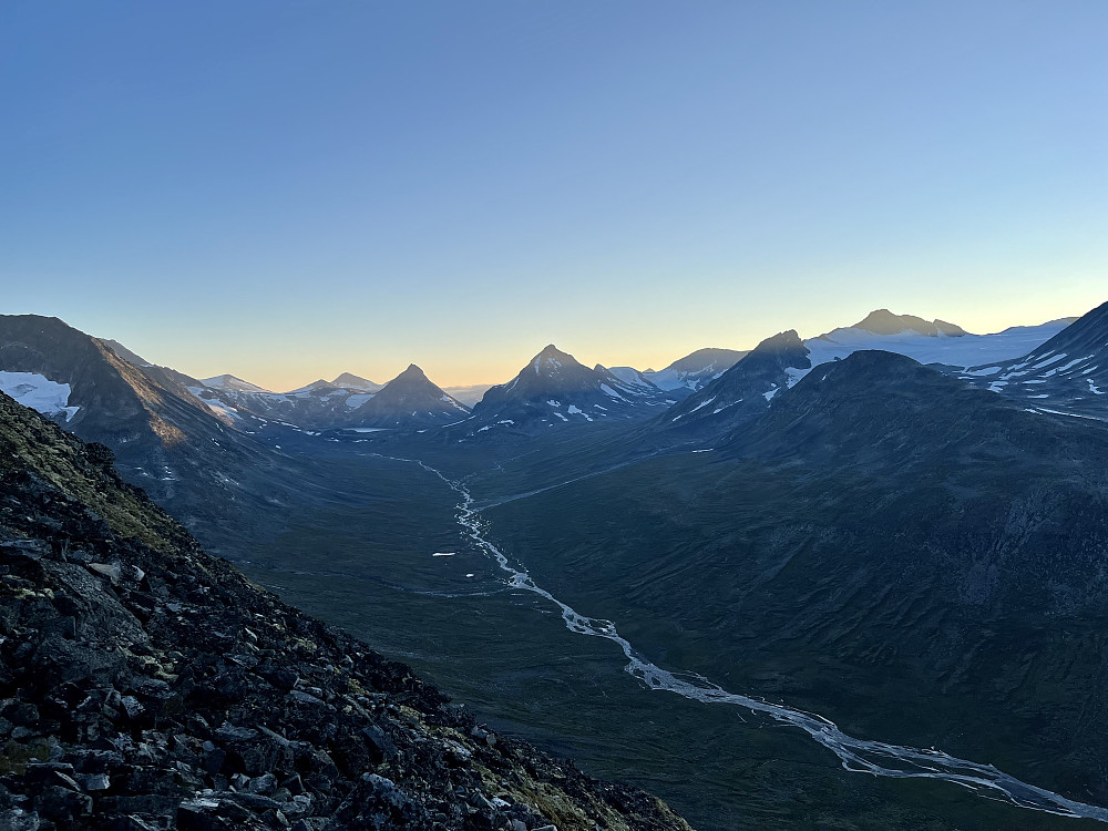 Flott utsikt innover Visdalen. De to mest markerte toppene i midten av bildet er Kyrkja og Tverrbytthornet.