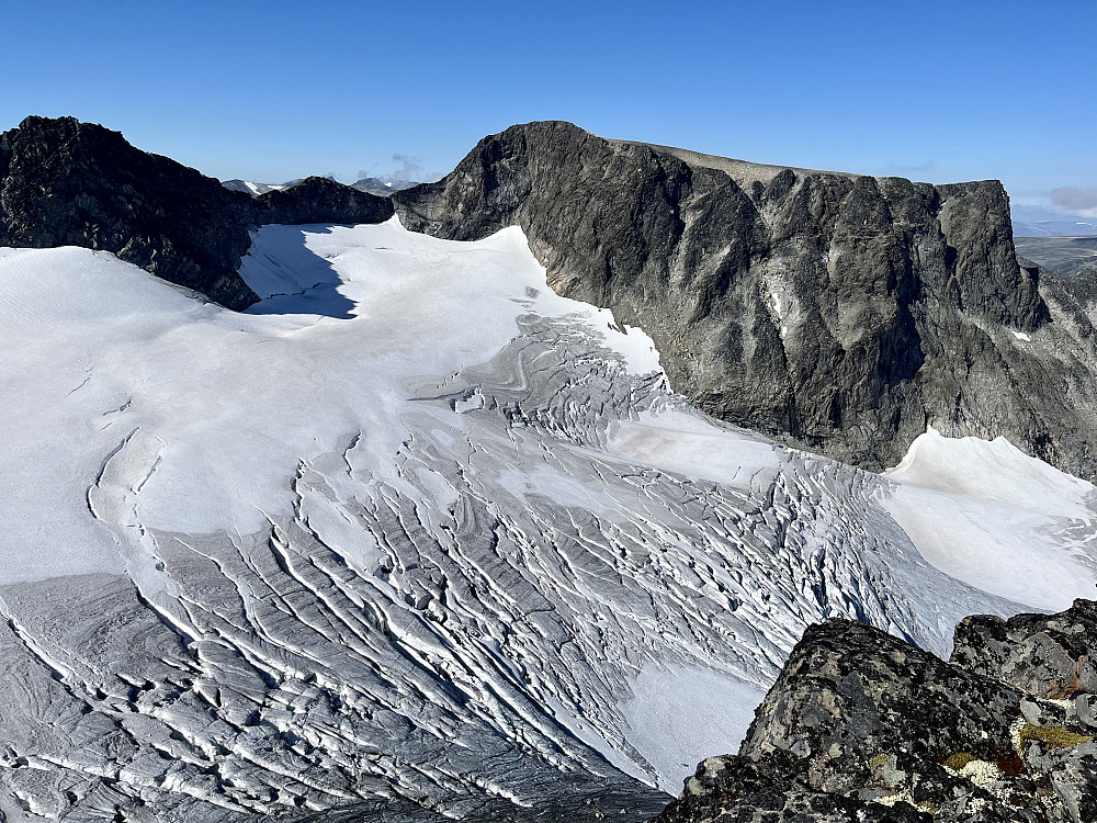 Utsikt fra Nørdre Hellstugubreahesten mot Nørdre Hellstugutinden. Omfanget av bresprekkene på breen er tydelig.