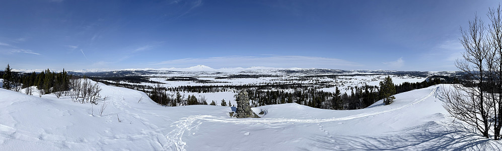 Panorama mot nord: Jotunheimen til venstre og Skaget midt i bildet