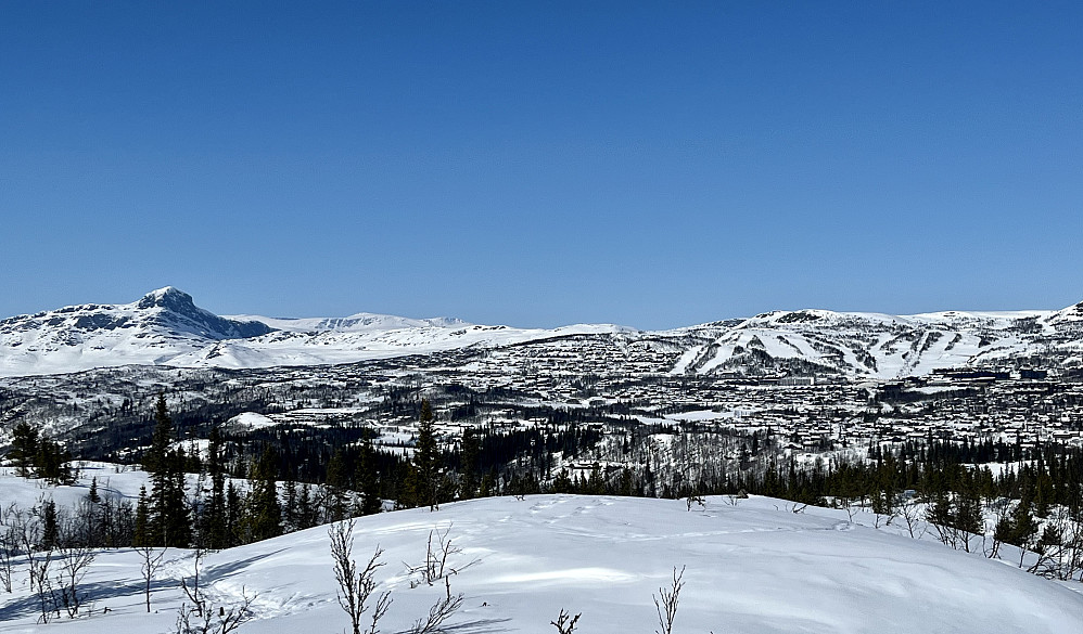Utsikt mot Beitostølen. Bitihorn til venstre