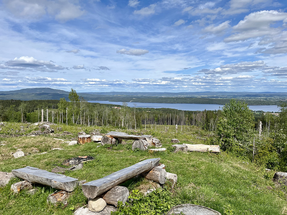 Utsikt utover Hurdalsjøen med Mistberget til venstre i bildet. Songkjølen vindmøllepark på åsene legger en demper på den ellers flotte utsikten.