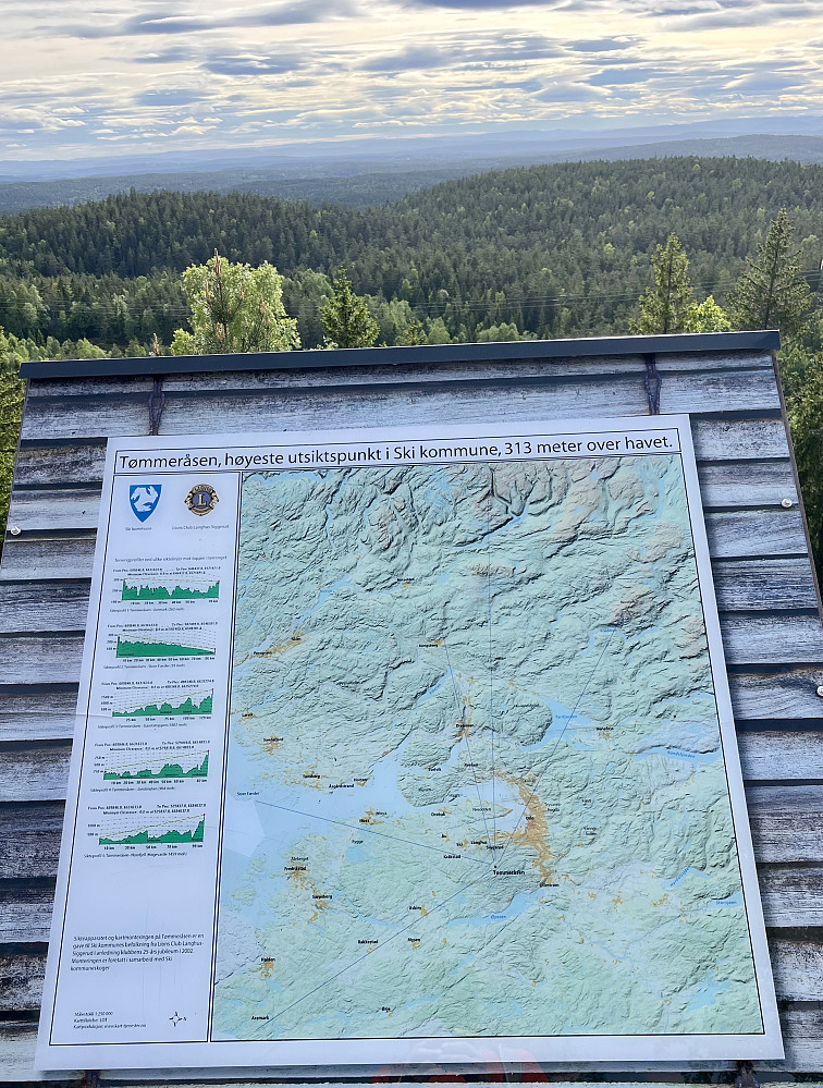 Tømmerås er høyste topp i Ski kommune. Herfra kan man se Gaustatoppen, Bletoppen og Høgevarde.