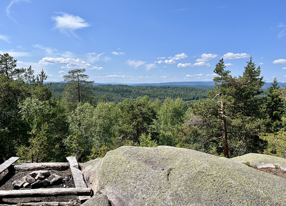 Fra utsiktspunktet litt vest for toppen - langt, langt, langt bak i horisonten og litt venstre for midten av bildet, så kan man se Jonsknuten i Kongsberg
