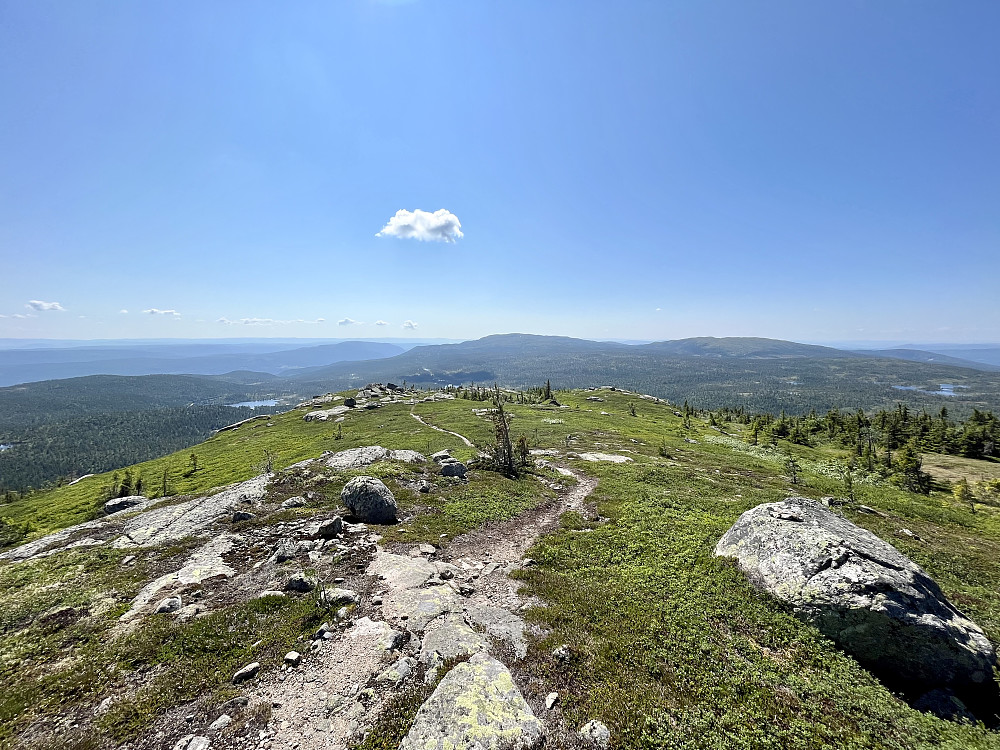 Utsikt sørover mot Høgfjell (midt i bildet) og Urdevassfjellet (t.h.)