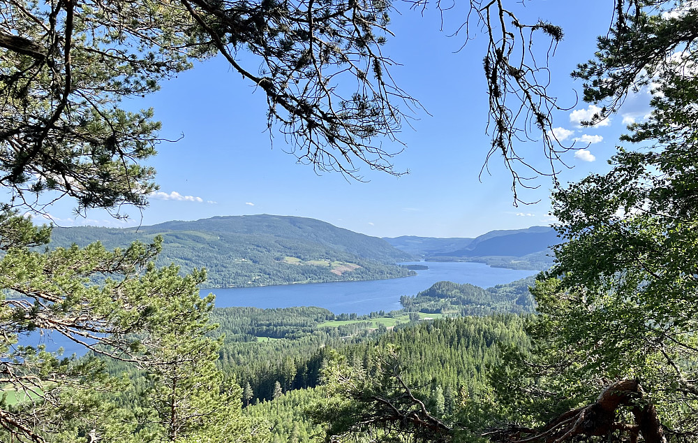 Utsikt mot sør fra toppunktet. Sperillen ligger lang og flott blant åsene. 