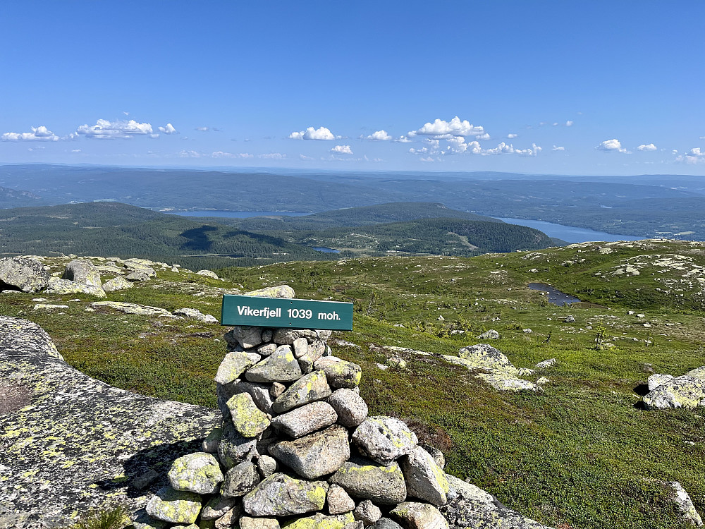 På toppen av Vikerfjell mot Ramberget og Sperillen