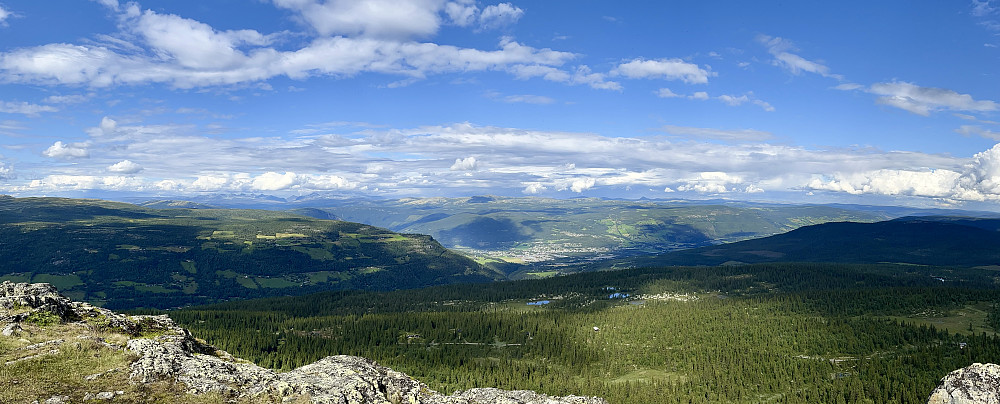 Formidabel utsikt mot nordøst fra toppen. Fra venstre mot høyre kan vi se Rondane, Vulufjellet og Venabygdsfjellet. Muen med sin lett gjenkjennelige form er godt synlig i silhuett mot horisonten.