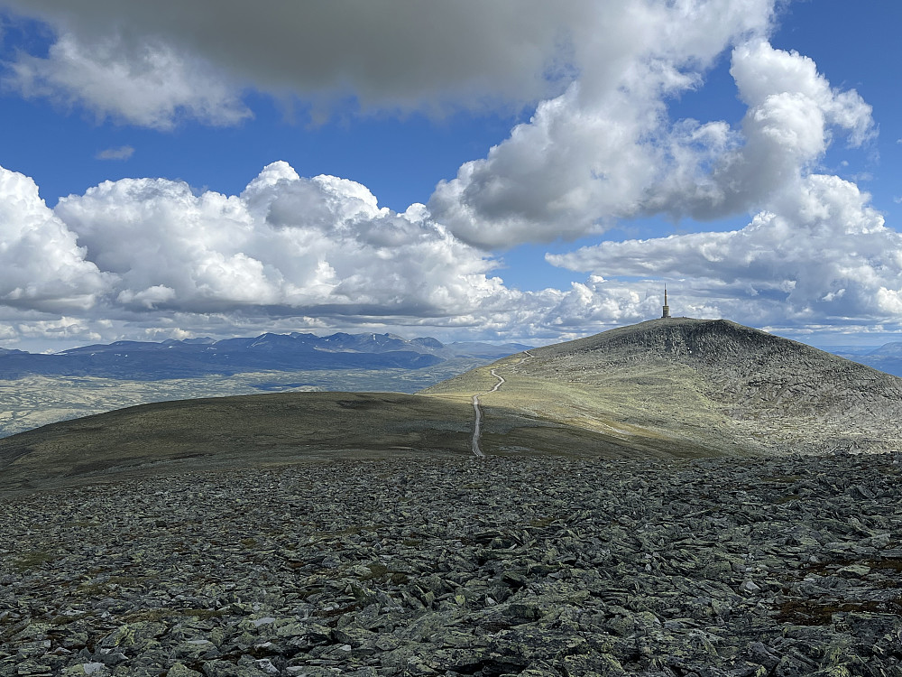 Blåhøe sett fra Rundhøe. De snille formene til Rondane bak til venstre