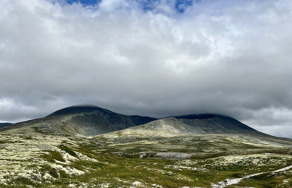 Deler av Smiubelgin lå fortsatt i tåka når jeg dro fra Per Gynt-hytta. Det bekreftet at jeg gjorde rett ved å gå ned igjen. Bråkdalsbelgen til venstre og Ljosåbelgen til høyre.