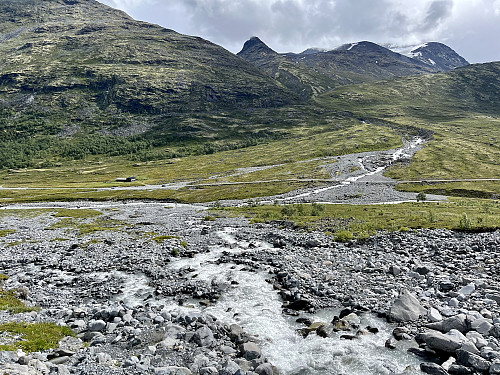 Hurra kan være ganske vanskelig å krysse tørrskodd. Jeg måtte opp en del høydemeter før jeg fant et egnet sted. Jeg holdt høydemeterne på bekostning av tid. Vanskelig å gå i kratt og vier. I etterpåklokskapens lys hadde det vært raskere å gått ned til stien igjen.