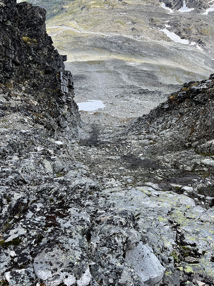 Dette er den første "grønne trekanten" som man treffer på. Her sett fra oversiden. Det gikk helt fint opp, men var litt guffent på grunn av vått og glatt føre på vei ned. 