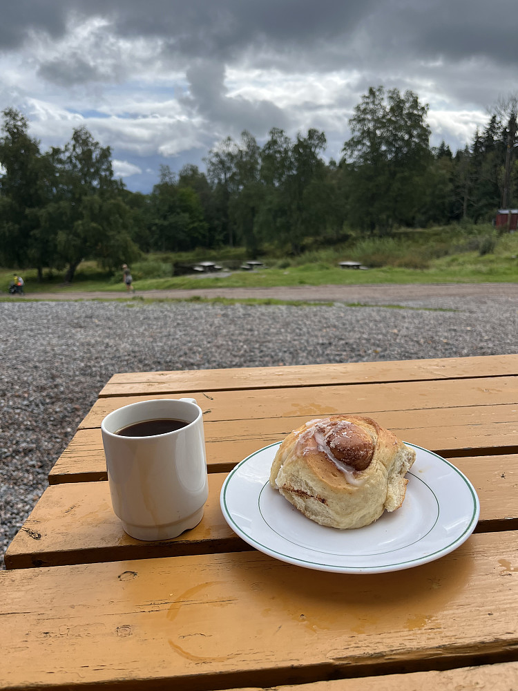 En kaffe og en kanelsnurr har man lov å unne seg på Ullevålseter. 