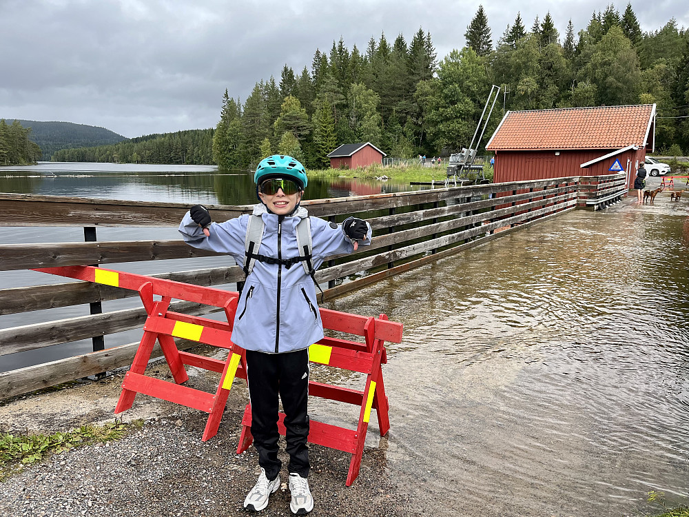 Høy vannstand i Skjersjøen gav noen spennende utfordringer når demningen måtte krysses. 