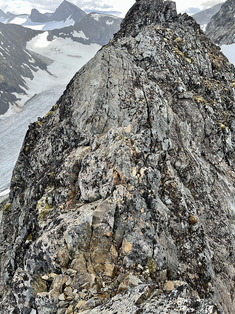 Et bilde av den andre "grønne trekanten". Det litt vanskelig å få rett perspektiv her. Det er nok lettest å gå rett over her (noe jeg gjorde på returen), men på grunn av litt glatt fjell valgte jeg å slippe meg ned på høyre side og kom opp rett i bakkant. Ikke spesielt vanskelige.