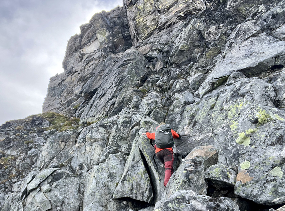 Ved den tredje "grønne trekanten" er det noen klyvetak igjen. Ikke spesielt vanskelig, men det var litt utfordrende når det var glatt, så jeg brukte god tid for å unngå glipptak. 