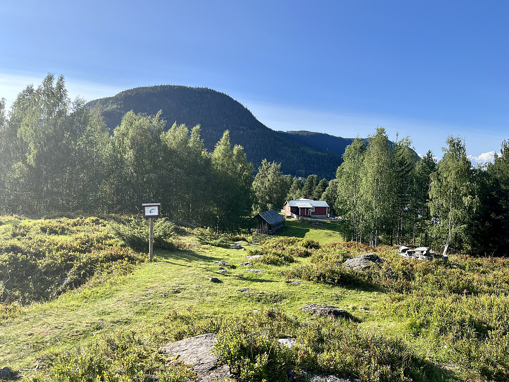 Folketomt på Valdres folkemuseum. Utsikt tilbake mot Fodnes åsen