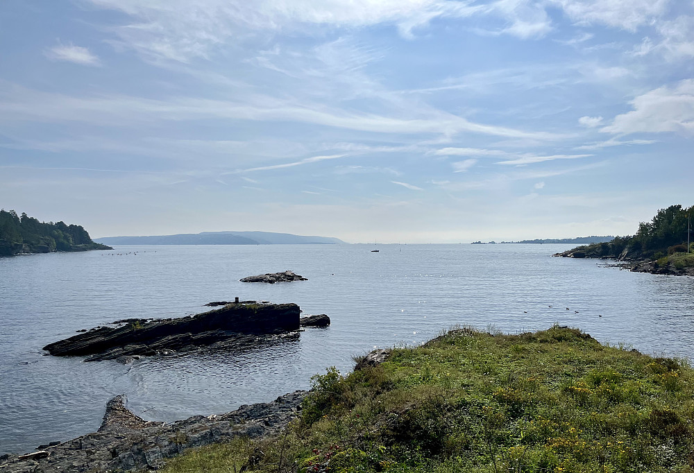 Fin utsikt over en stille fjord fra Kaffkiskjæret