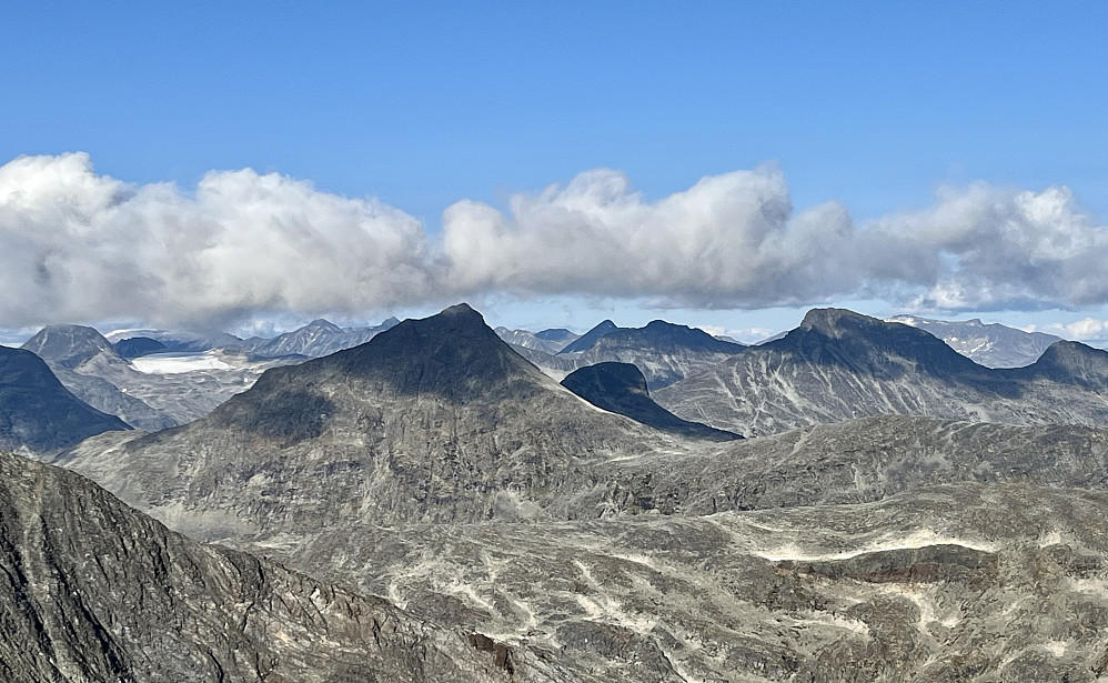 Toppene rundt Olavsbu er godt synlig fra Langeskavltinden. Fra høyre mot venstre kan man se Raudalseggi, Olavsbunuten og Mjølkedalstinden.