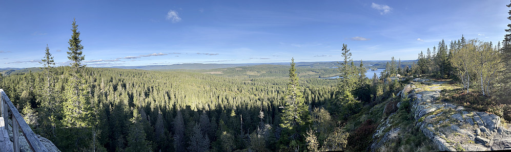 Panorama fra toppen - Her er det fabelaktig utsikt til store deler av Nordmarka