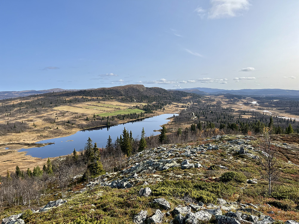 Speilblankt på Skåltjernet med Fullsennknatten bakenfor