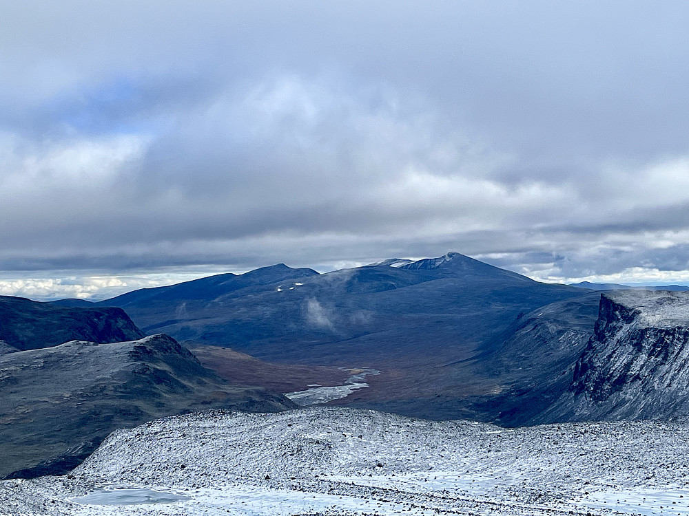 Det var åpenbart at det hadde falt mindre nedbør lenger øst i Jotunheimen. Nautgardstinden er så og si fri for snø.