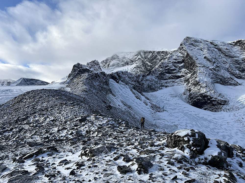 Når vi var kommet opp på den nordre skuldra på Veobreen var vi også kommet høyt nok til at nysnøen hadde blitt liggende.