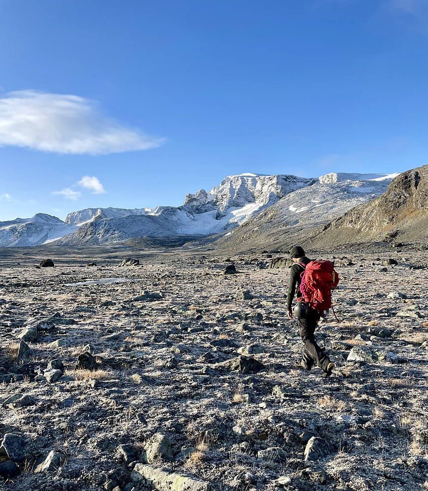 Det var barfrost innover Skautflye. Leirhøe reiser seg som en mektig koloss i bakgrunnen. Dagens turmål, Veobreahesten,  er også synlig som et todelt fjell nede til venstre for Leirhøe.