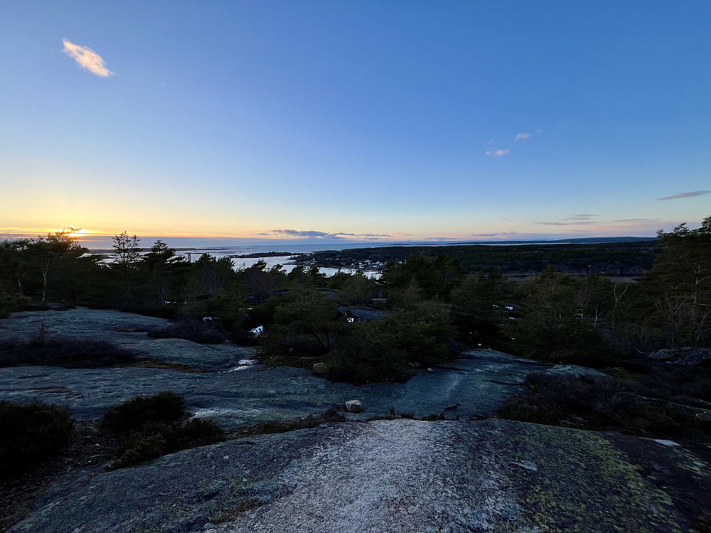 Solen forsvinner sakte ned i vest