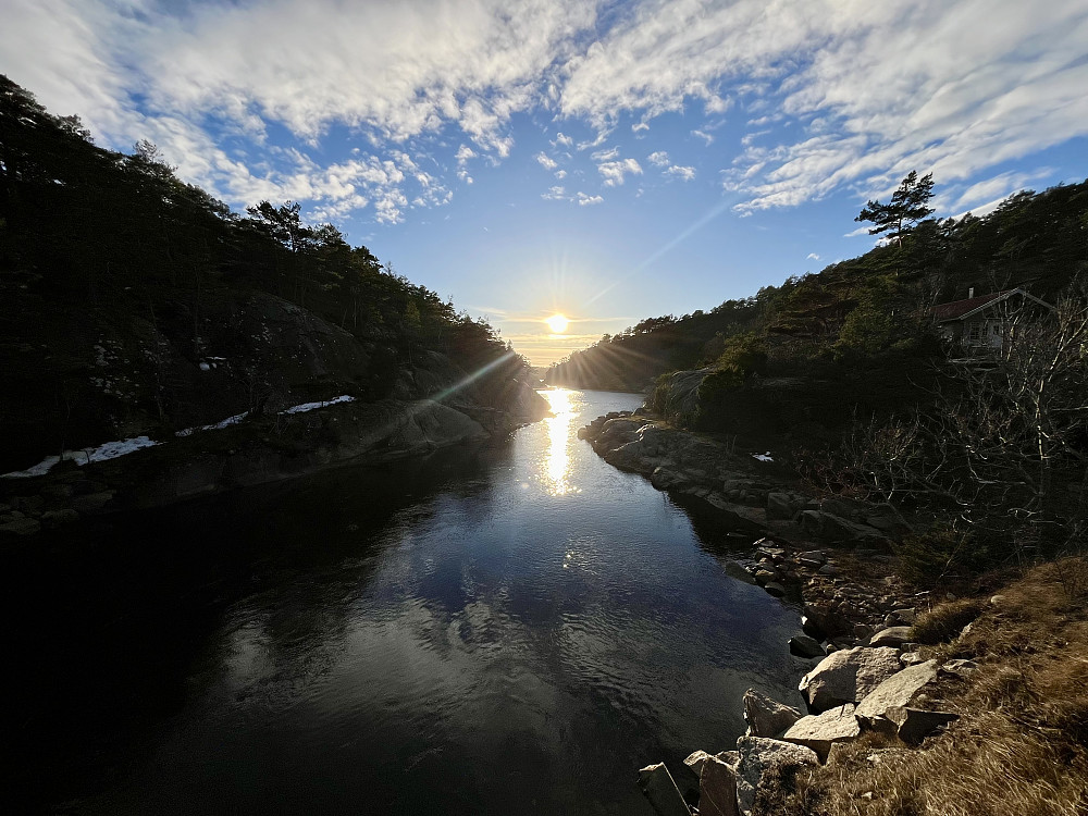 Solnedgang i Hvalsund - sundet som skiller Vesterøy fra Papper
