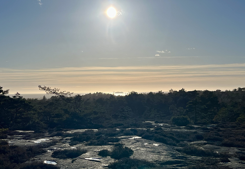 Er det Color Line som tøffer sakte fremover på en stille Oslofjord?