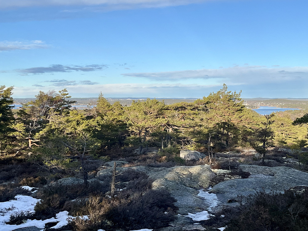 Det er ikke den aller flotteste utsikten fra Hvaler kommunes høyeste topp, men mot nord åpner det seg litt. Fredrikstad bru omtrent midt i bildet.