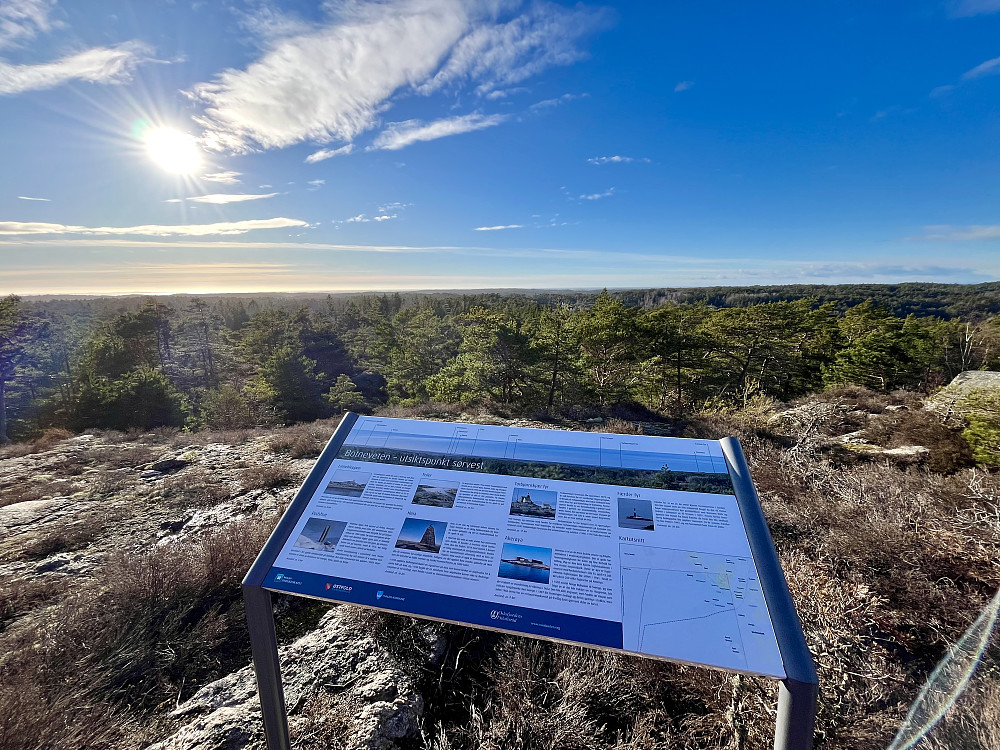 På Kirkøys høyeste punkt er det satt opp tavler på de ulike utsiktspunktene. Mot sørvest ser vi mot Ytre Oslofjord. 