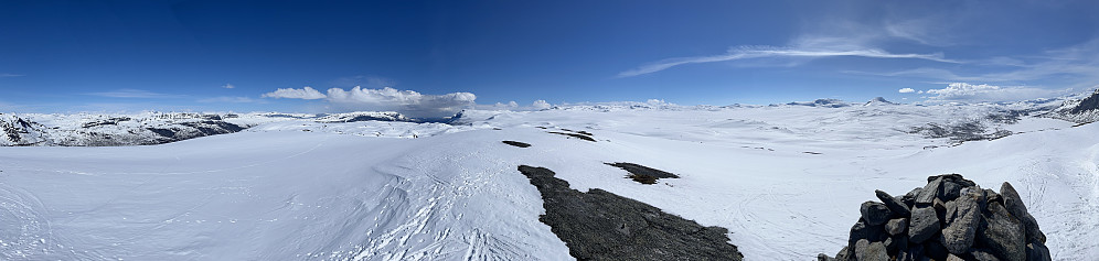 Panorama fra toppen - med toppene i Jotunheimen til venstre og Otrøvatnet til høyre.