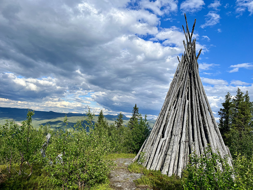 Den forseggjorte og flotte varden rett nedenfor toppen
