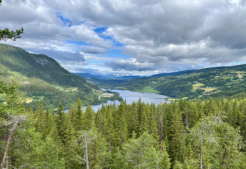 Marsteinberget er en kortgått kremtopp med god utsikt. Sæbufjorden i danner forgrunnen for Jotunheimen med Bitihorn i front. 