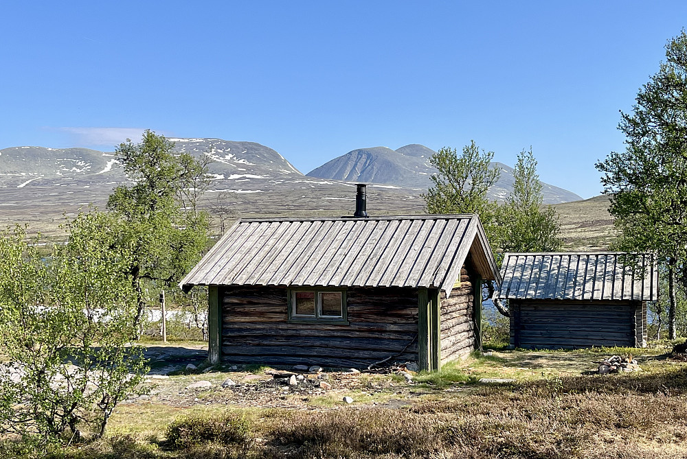 Sandbu ligger idyllisk til med flott utsikt mot Sølen. Hytta er eid av Statskog og står åpen for allmenheten hele året.