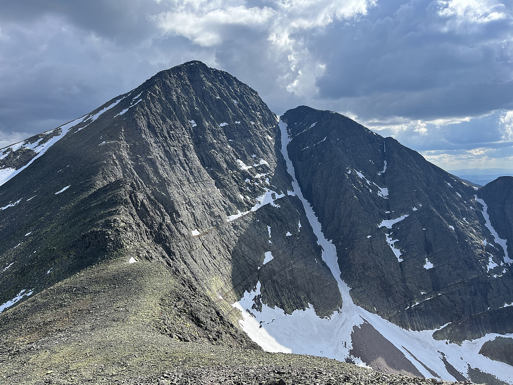 Nordøstveggen på Midtre er svært imponerende sett fra bandet opp mot Nordre