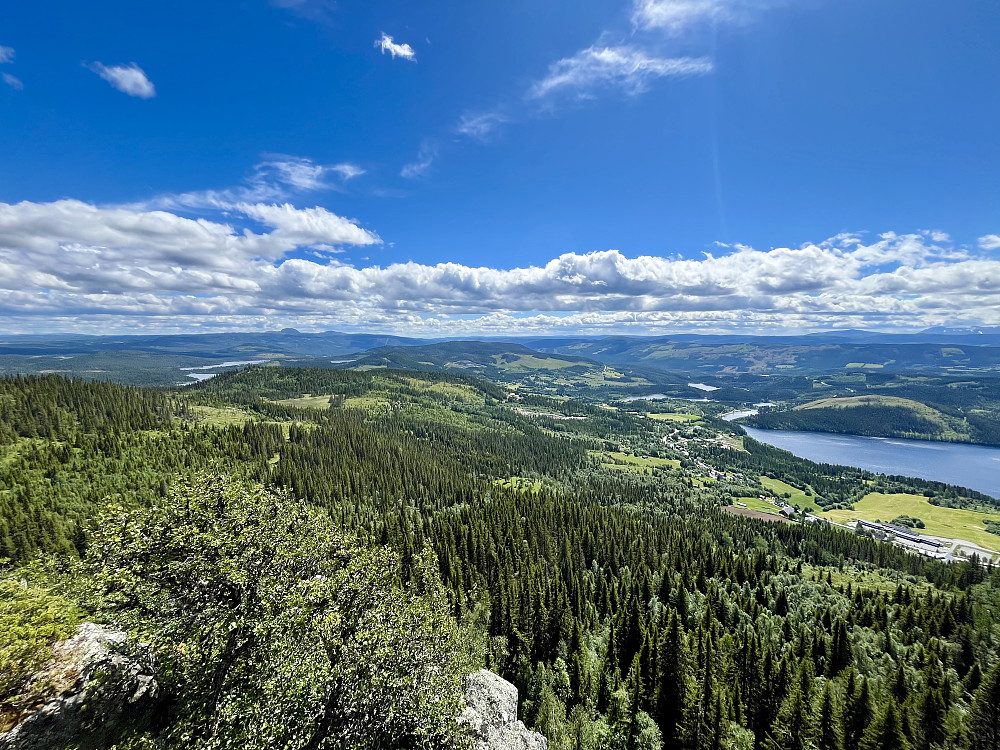 Utsikten Storbergtinden mot sørøst er fabelaktig. Rundemellen stikker opp bak i horisonten