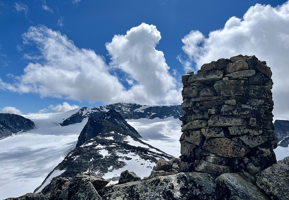 Ved toppvarden av Trollstein-Rundhøe med utsikt til flere av dagens videre turmål