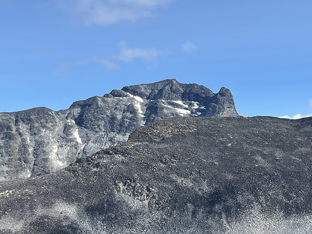 Skarstinden i silhuett. Her kommer de fire klatrehamrene tydelig frem.