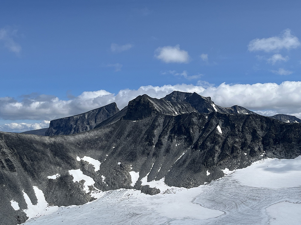 Bakenfor Ymelstinden og Storgjuvtinder stikker Norges høyeste fjell opp.