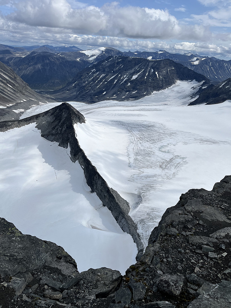 Lindebergtinden utgjør skillet mellom Nørdre Illåbreen og Tverråbreen
