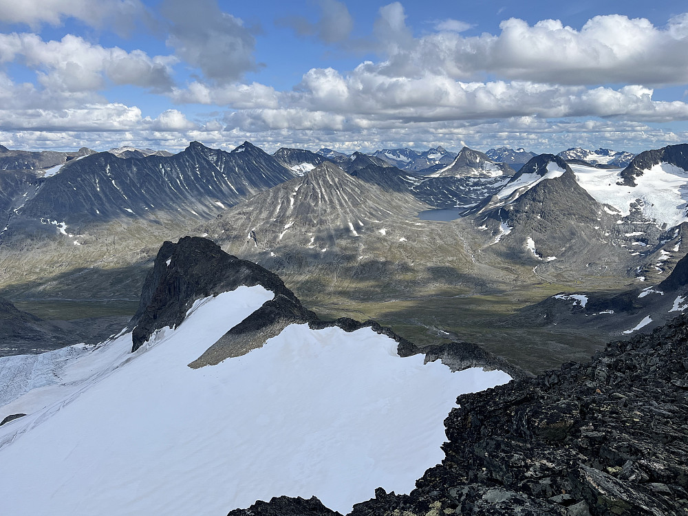 Søre Bukkeholstinden setter punktum for traversen før man forsvinner ned mot Visdalen. Her sett fra Store.