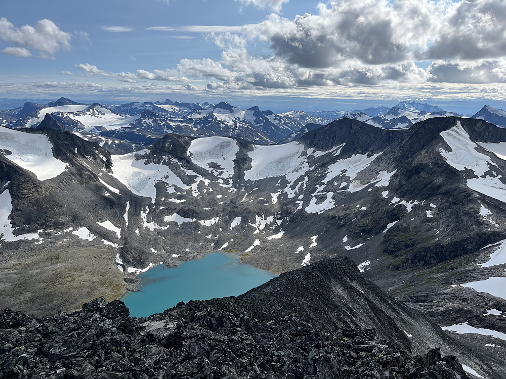 Stor kontraster når man ser fargen på tjernet nede i Tverrbytnede mot de omliggende fjellene