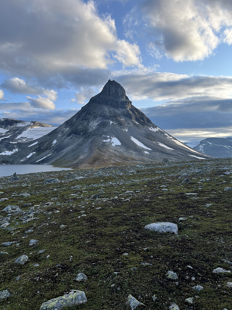 Når Kyrkja passeres er det nesten obligatorisk å knipse et bilde. Få fjell tar seg så godt ut. Herfra var det bare å rusle bort til Leirvassbu, sette seg på sykkelen og trille tilbake mot Geitsætre.
