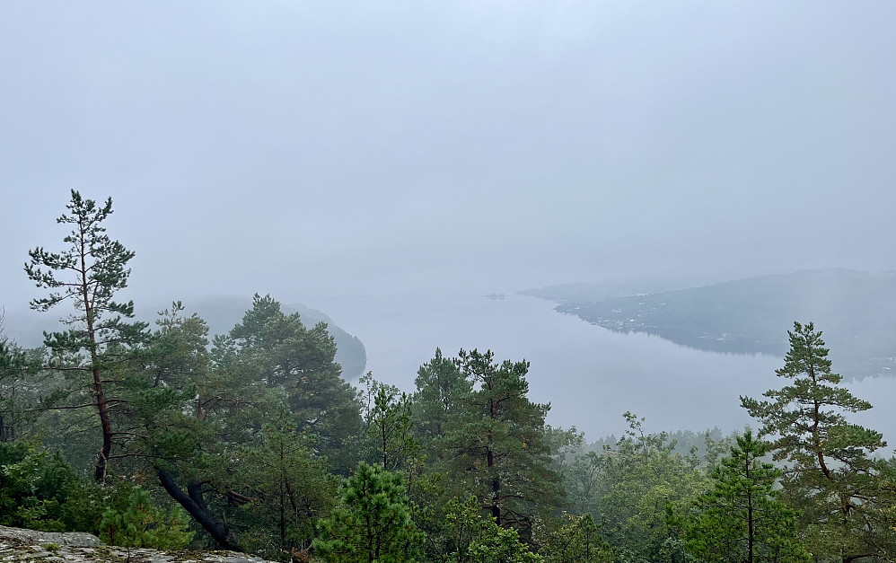 Med tåken hengende over en blikkstille Topdalsfjord