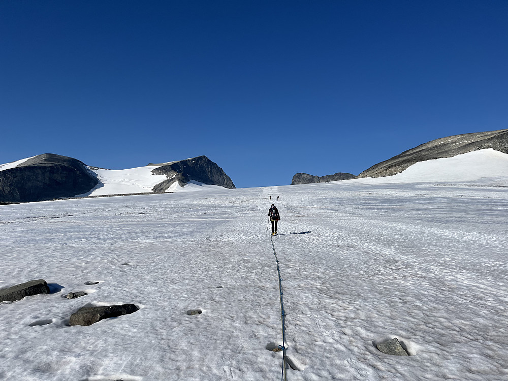 Vi satte en bil igjen på Elvesæter og kjørte den andre opp til Juvasshytta. Kort tid etter var vi på vei opp Styggebreen. Galdhøpiggen til venstre og Veslepiggen til høyre.